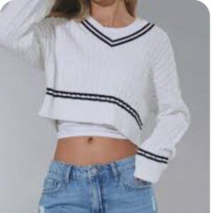 NWT Varsity V-neck Cable Knit Cropped Sweater - XL